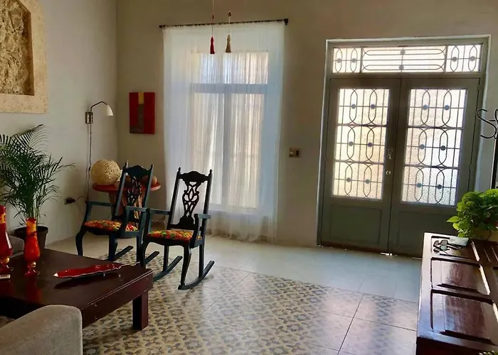 Casa El Flamboyán dentro de la ciudad amurallada